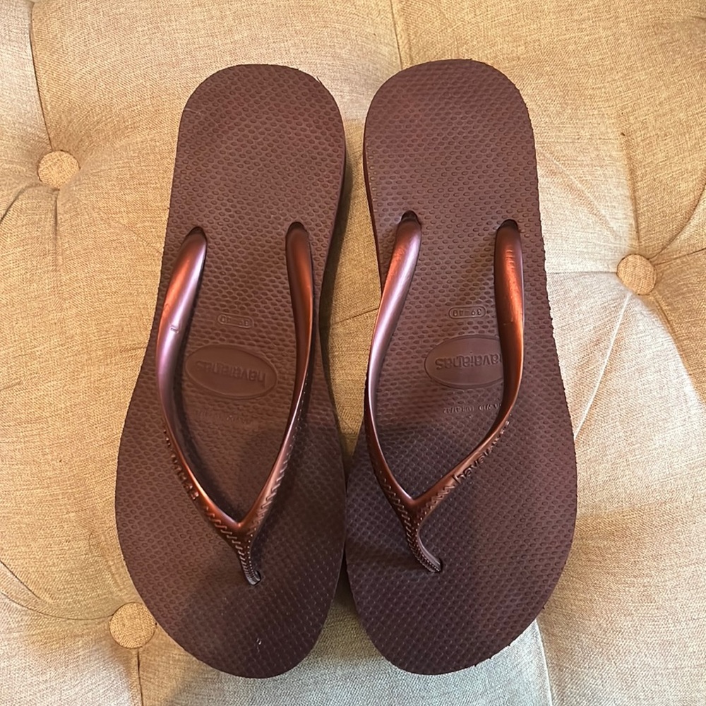 Havaianas 9 1/2 - Burgandy/ Wine Wedge
